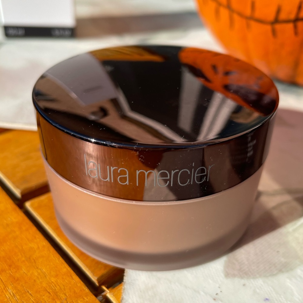 Laura Mercier Translucent Loose Setting Powder! - Picture 4 of 6